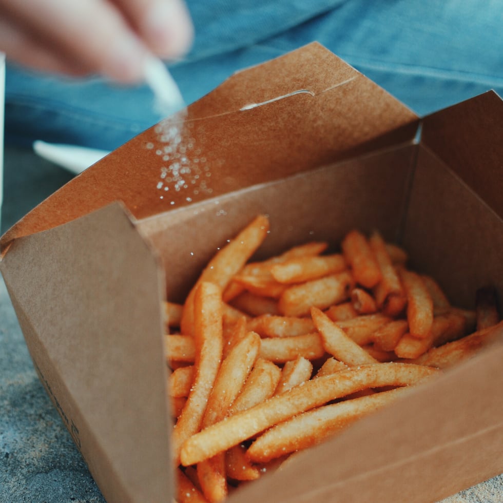 Seis gramos corresponden al contenido en sal de dos comidas rápidas, mientras la cantidad máxima que una persona adulta debería consumir al día es de cinco gramos. (Unsplash)