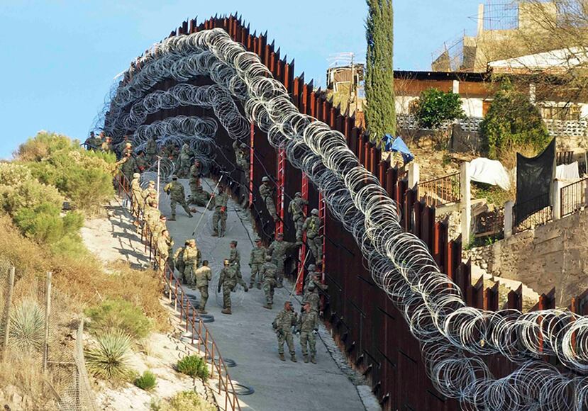 Hasta esta semana, el ejército había colocado aproximadamente 105 millas de barreras de alambre en la frontera. (AP / Jonathan Clark)