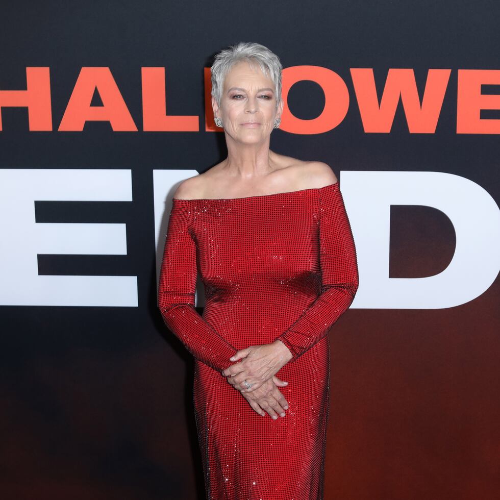 Jamie Lee Curtis posa en la alfombra roja del estreno mundial de la película 'Halloween Ends' de Universal Pictures, en el TCL Chinese Theater de Los Ángeles.