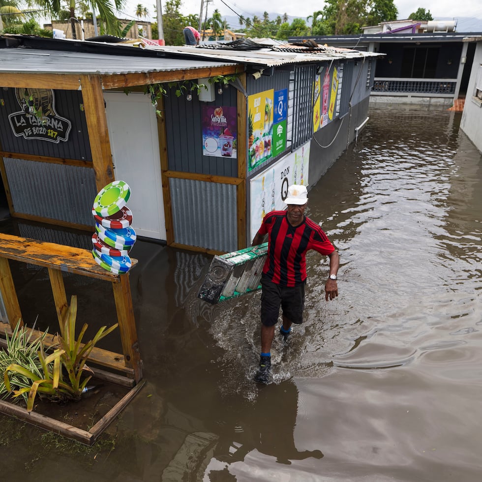 La temporada de huracanes comenzó el 1 de junio. En la foto, unos hombres trabajaban en la reparación del techo de un negocio en los sector Los Vizcarrondo, en Canóvanas, tras el paso del huracán Fiona.