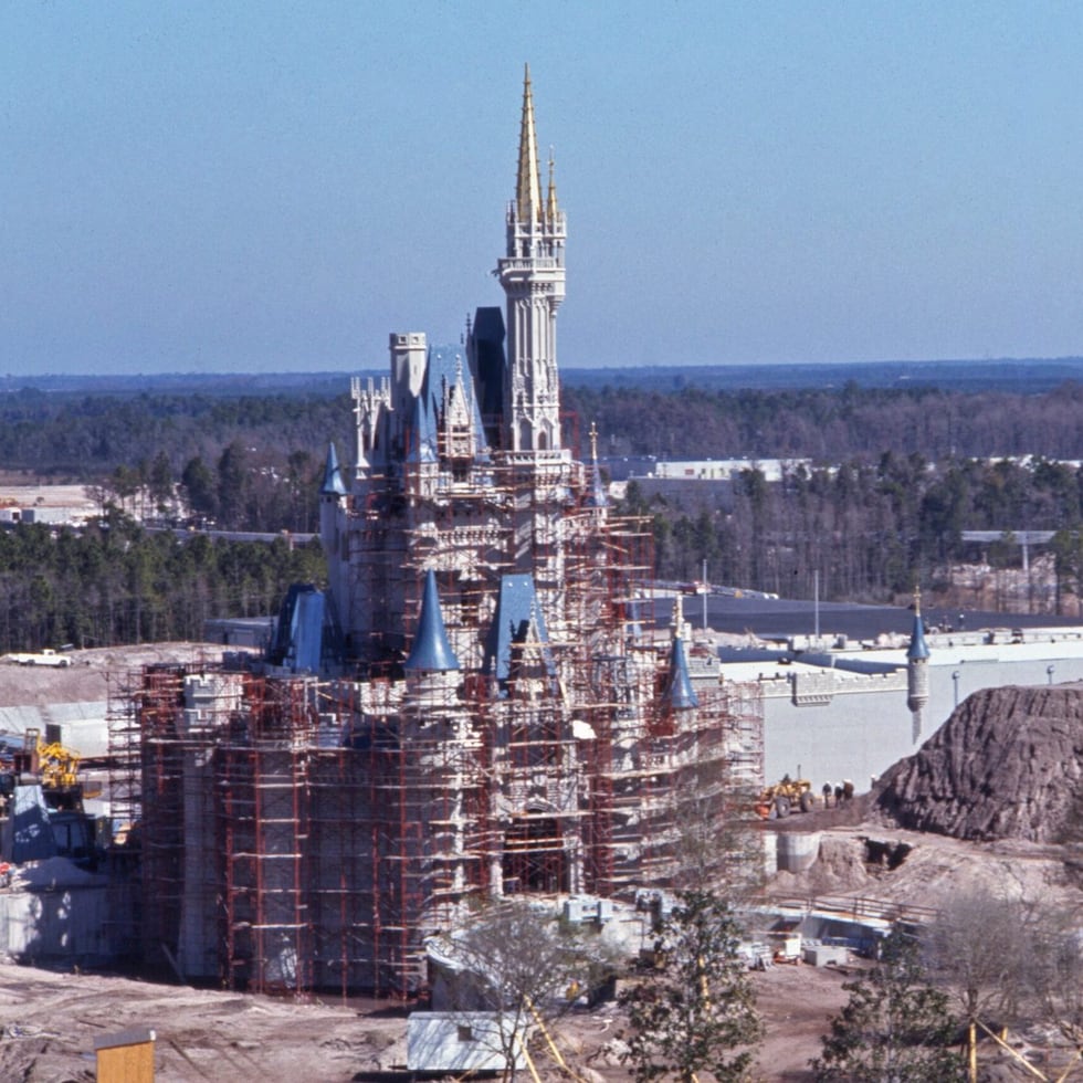 Vista aérea del Castillo de Cenicienta bajo construcción en en el parque Magic Kingdom en el  1971 en Walt Disney World Resort en Lake Buena Vista, Florida.