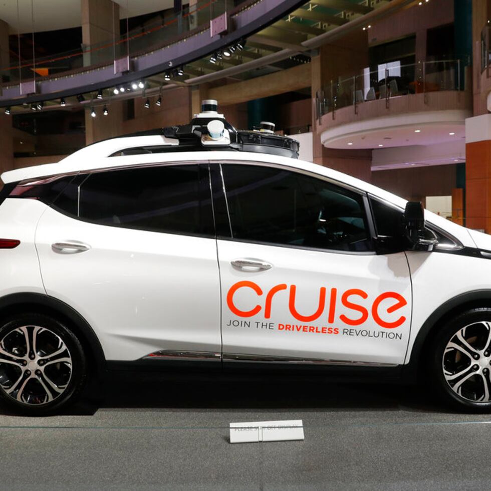 Un vehículo autónomo de Cruise AV, un Bolt EV eléctrico de General Motors, en una feria en Detroit, el 16 de enero de 2019. (Foto AP, archivo)