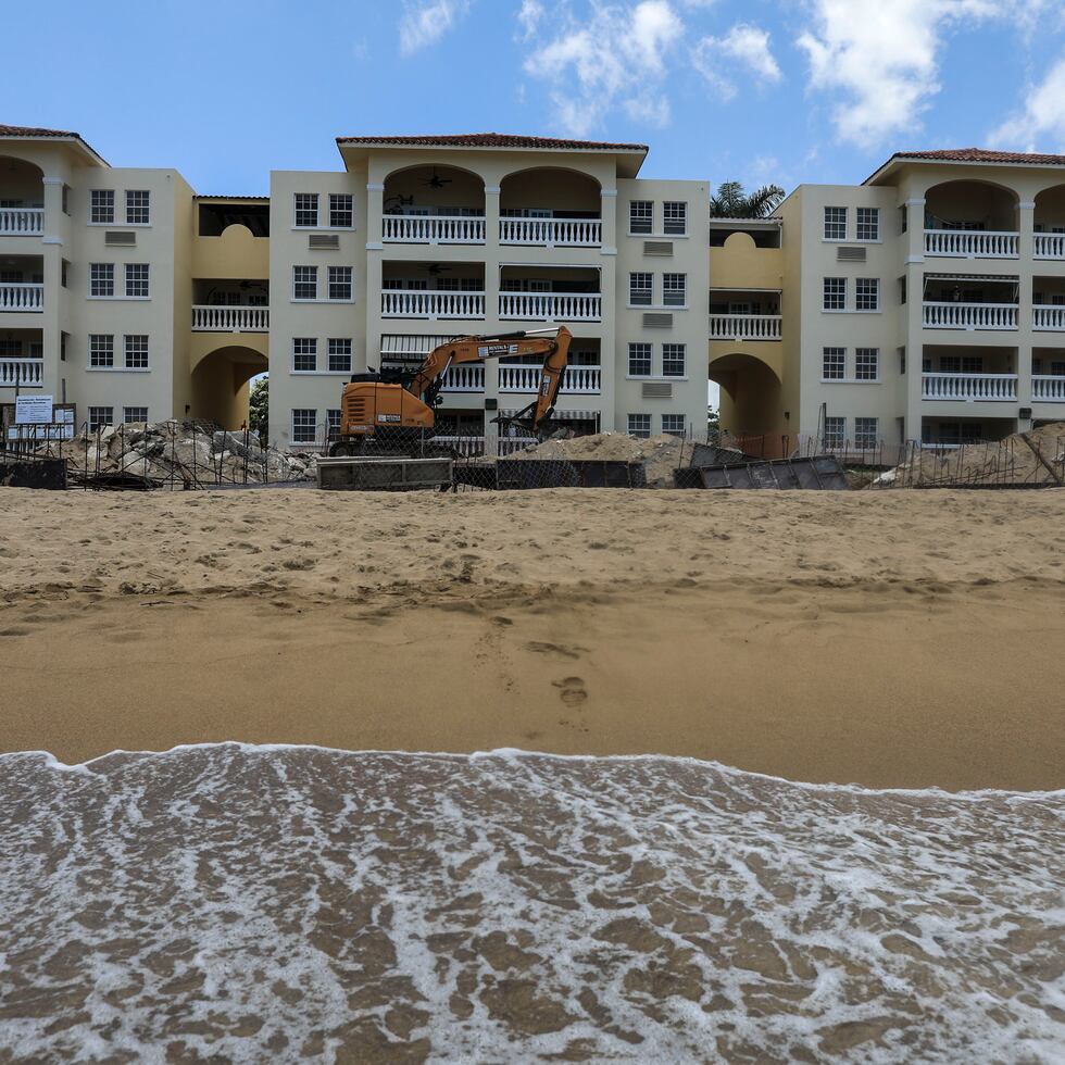 29 de Julio 2021 Rincón Puerto Rico. 
Continua la manifestación en contra de la construcción de una piscina y áreas recreativas en el condominio sol y playa de Rincón.  
(Playa Almendros). 
El dia estuvo relativamente tranquilo.La presencia de policía continua numerosa. 
Ademas  caso en alzada contra el ex candidato independiente por la gobernación de Puerto Frico Eliezer Molina.

Foto por 
xavier.araujo@gfrmedia.com
Xavier Araújo | 2021



Playa, ambiente, ambientalistas, manifestación, manifestante, bomba, tambor, 
