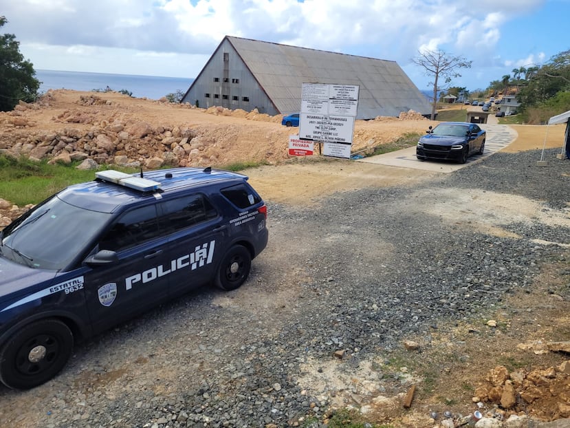 Una patrulla de la Policía en el área del llamado muelle de Azúcar, en Aguadilla.