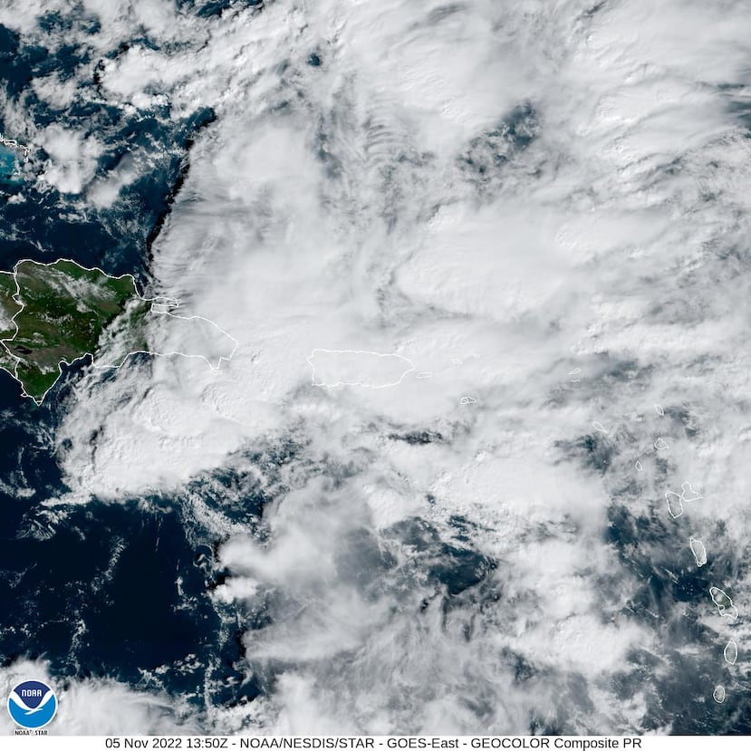 Imagen visible (GeoColor) del satélite GOES-East que muestra la nubosidad que afecta a Puerto Rico el sábado, 5 de noviembre de 2022.