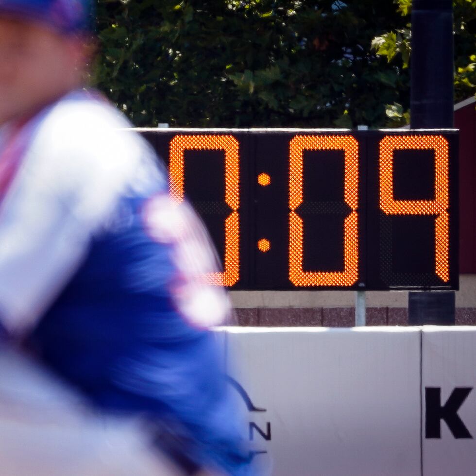 Foto del 13 de julio del 2022, que muestra el reloj de lanzamiento durante un encuentro de las ligas menores entre Brooklyn Cyclones y Greensboro Grasshoppers. La duración de los partidos en las menores se redujo significativamente como esperaba MLB.