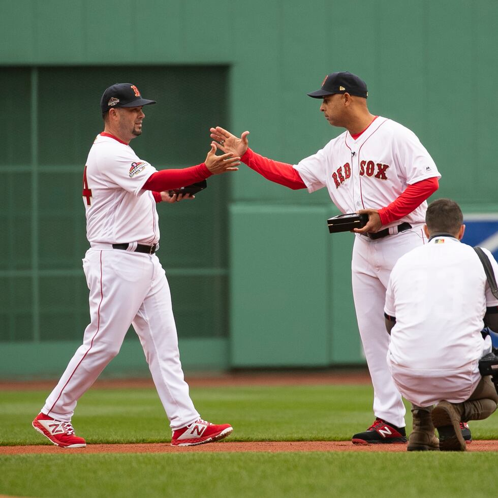 Ramón Vázquez (extrema izquierda) ha formado parte del cuerpo técnico del dirigente Alex Cora (al centro) desde el 2018, y tras fungir como coach de primera base en 2022, estará más cerca de Cora en 2023, como su coach de banco.