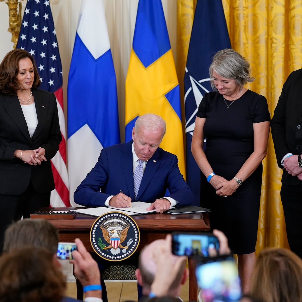 El presidente de Estados Unidos, Joe Biden, firma el documento de ratificación de los Protocolos de Adhesión al Tratado del Atlántico Norte para el Reino de Suecia en la Sala Este de la Casa Blanca, en Washington.