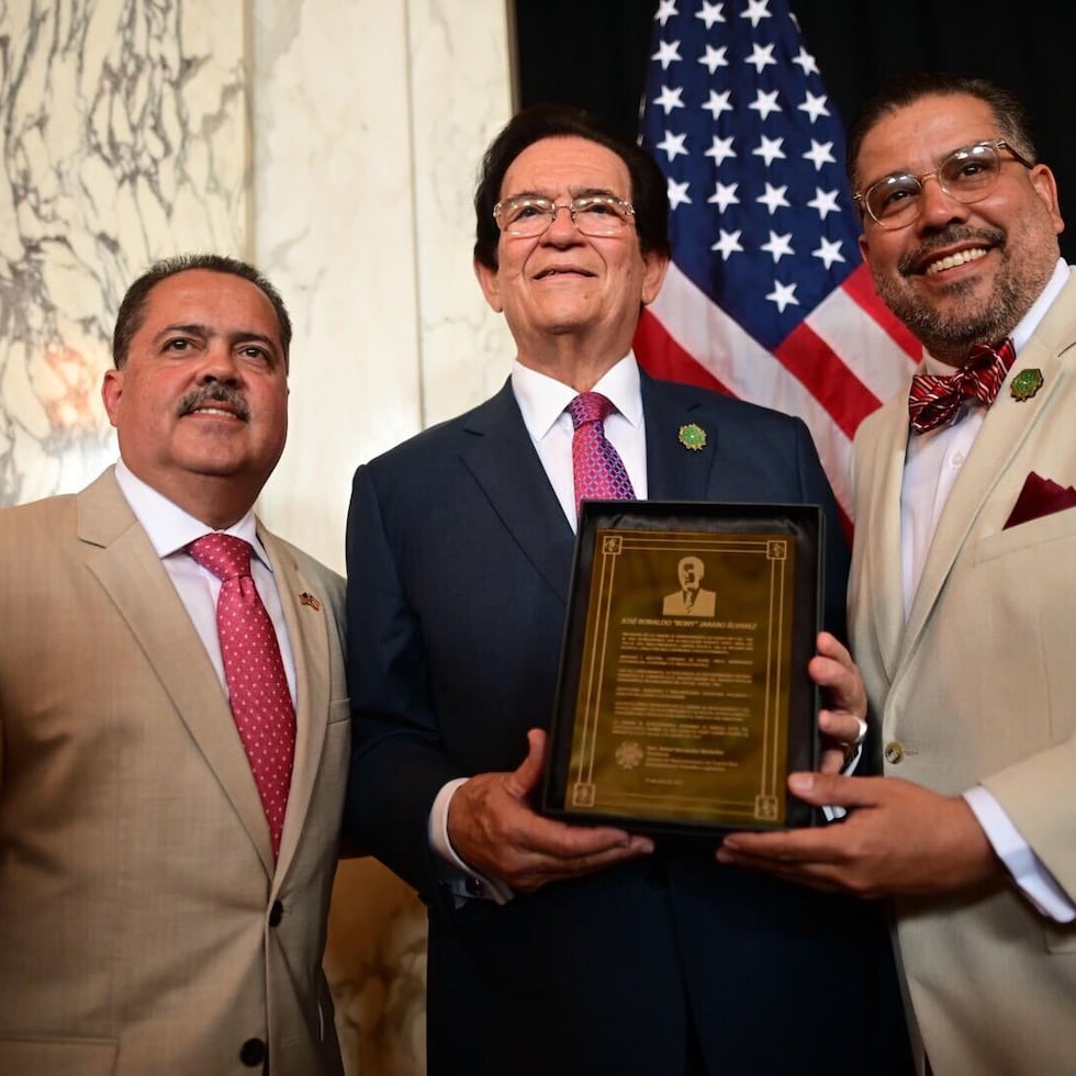 Los presidentes legislativos José Luis Dalmau y Rafael "Tatito" Hernández junto a José Ronaldo Jarabo.