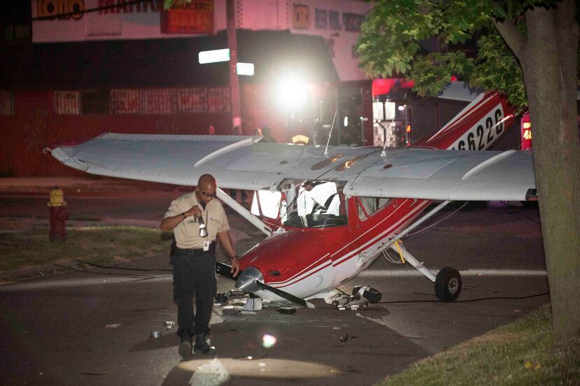 Reportes iniciales de la policía indicaron que la avioneta tuvo que aterrizar forzosamente el lunes por la noche porque se había quedado sin combustible. (The Associated Press)