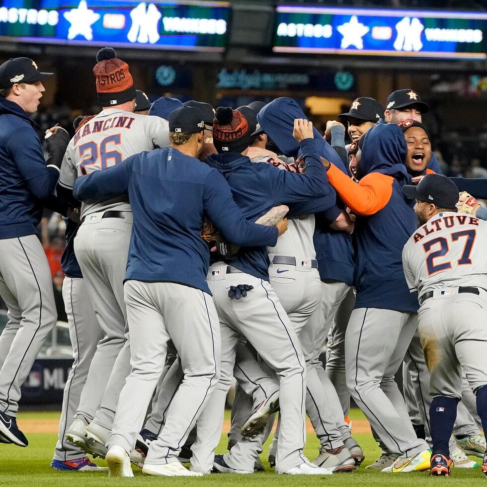 Los jugadores de los Astros de Houston celebran en el medio del terreno luego de eliminar a los Yankees de Nueva York en el cuarto juego de la Serie de Campeonato.