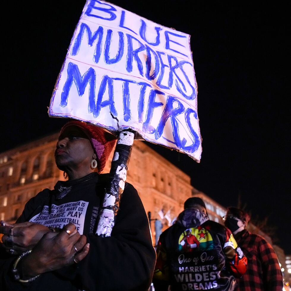 Nadine Seiler, de Waldorf, Maryland, se manifiesta en el Parque Lafayette frente a la Casa Blanca en Washington, por la muerte de Tyre Nichols, quien murió luego de ser golpeado por cinco policías de Memphis.