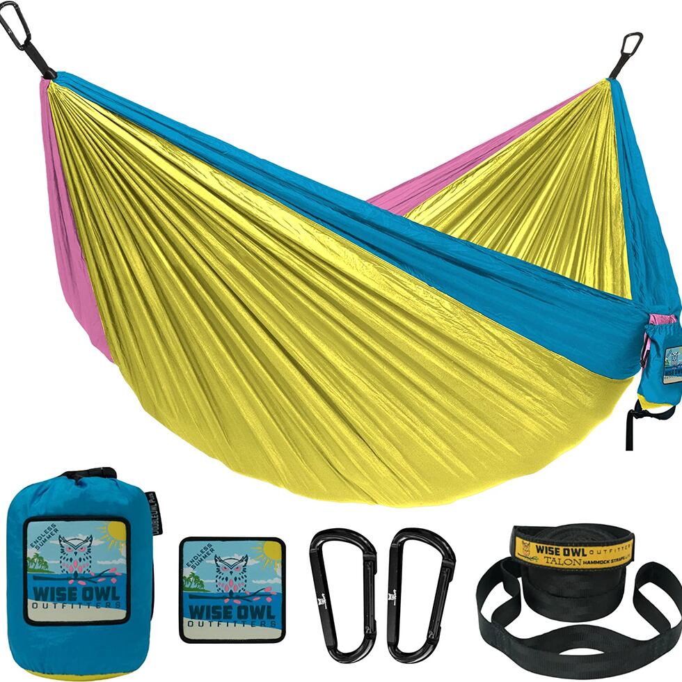 Hamaca portátil: Disfruta de las palmeras y de estar al aire libre de manera cómoda y relajada con una hamaca. La de la foto, una Wise Owl Outfitters Camping Hammock,  hecha de tela de paracaídas, un material extrasuave, pero súper fuerte. No hay necesidad de atar nudos. La consigues por Amazon.