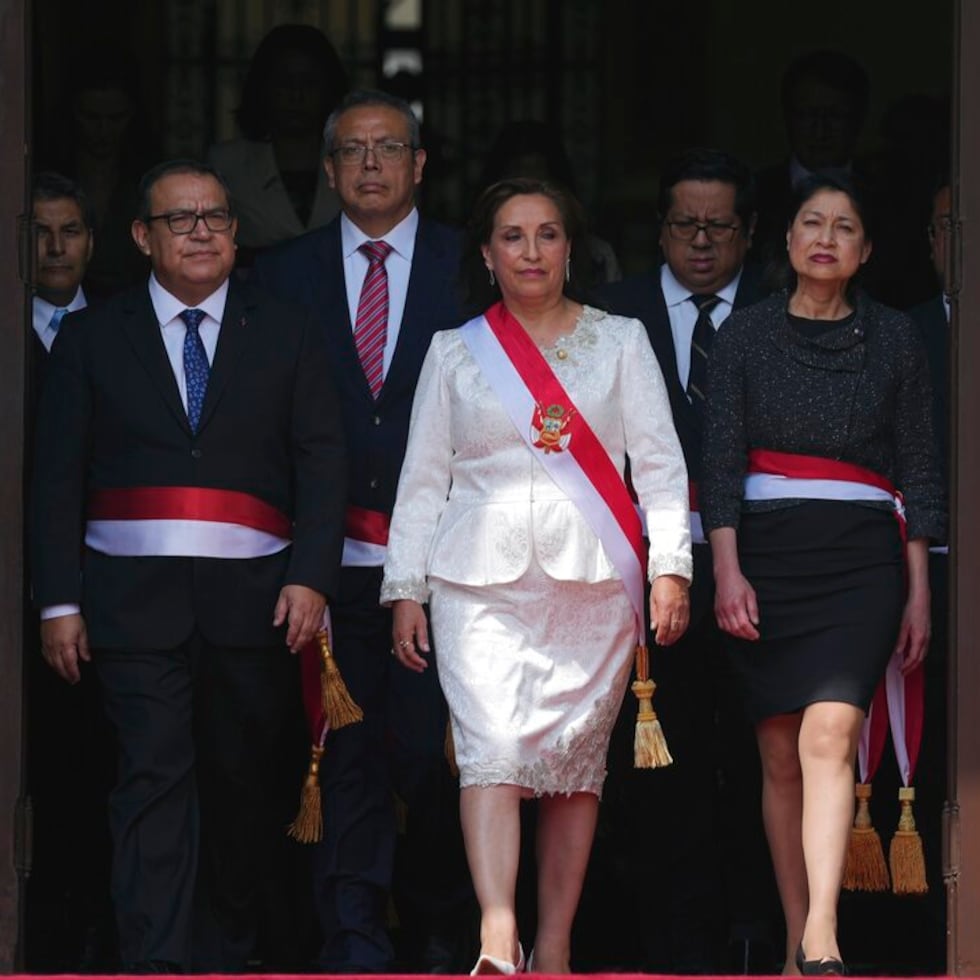 La presidenta de Perú, Dina Boluarte, y sus recién nombrados ministros posan para una foto grupal después de la ceremonia de juramentación en el palacio de gobierno en Lima, Perú, el sábado 10 de diciembre de 2022.