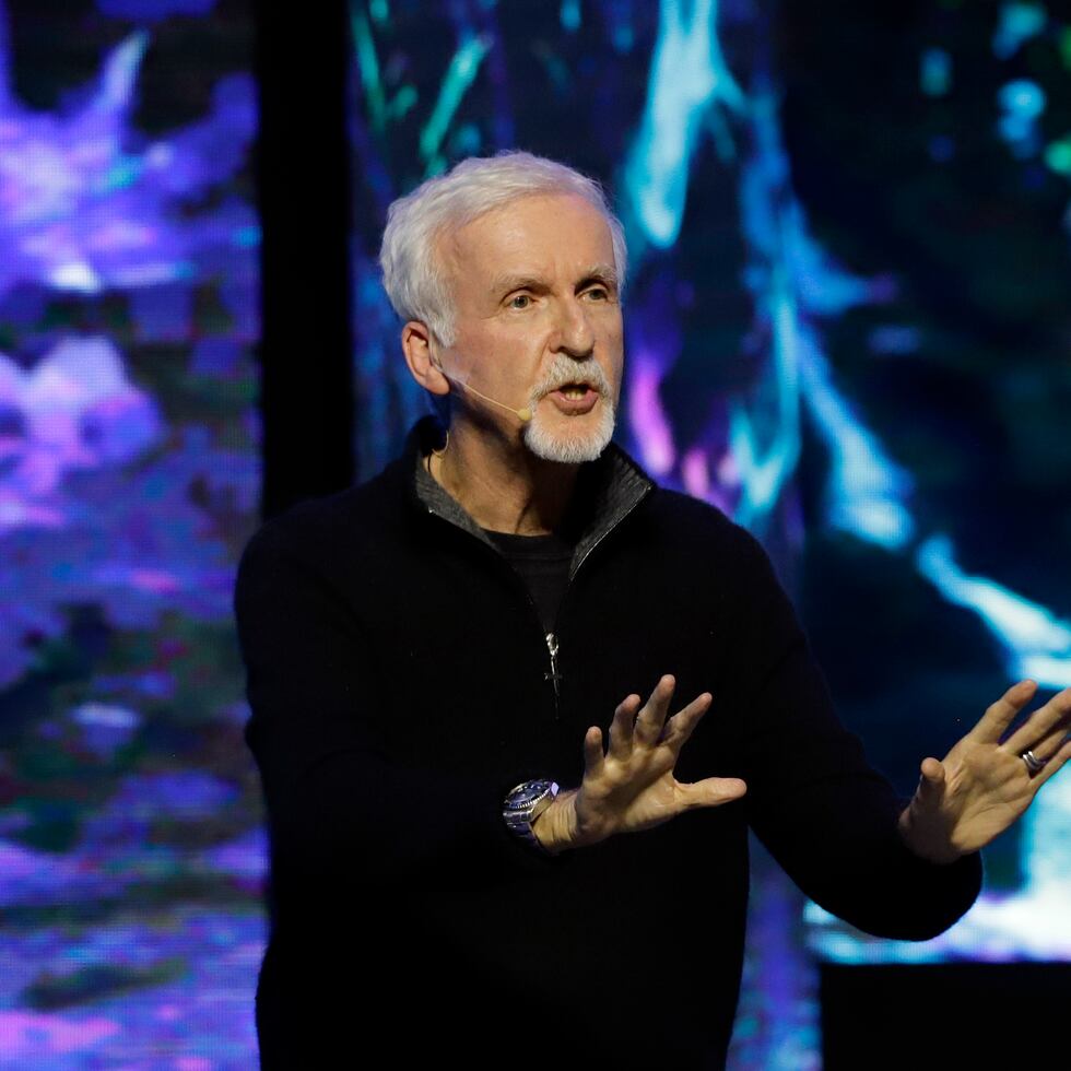 El cineasta y explorador canadiense James Cameron habla durante el primer día de actividades del Festival Internacional de las Ideas ayer, en Puebla (México). EFE/ Hilda Ríos