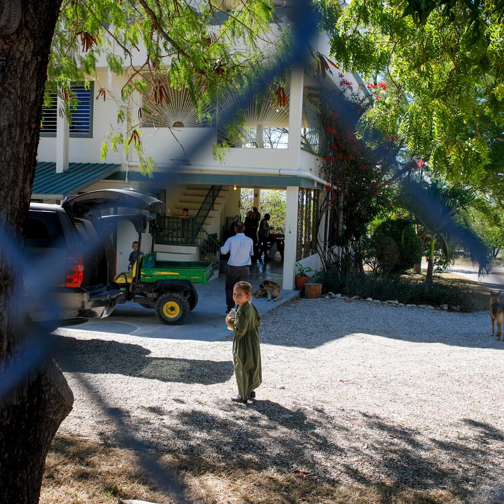 Un grupo de personas no identificada se reunieron en la sede de la organización Christian Aid Ministries en Titanyen, Haití.