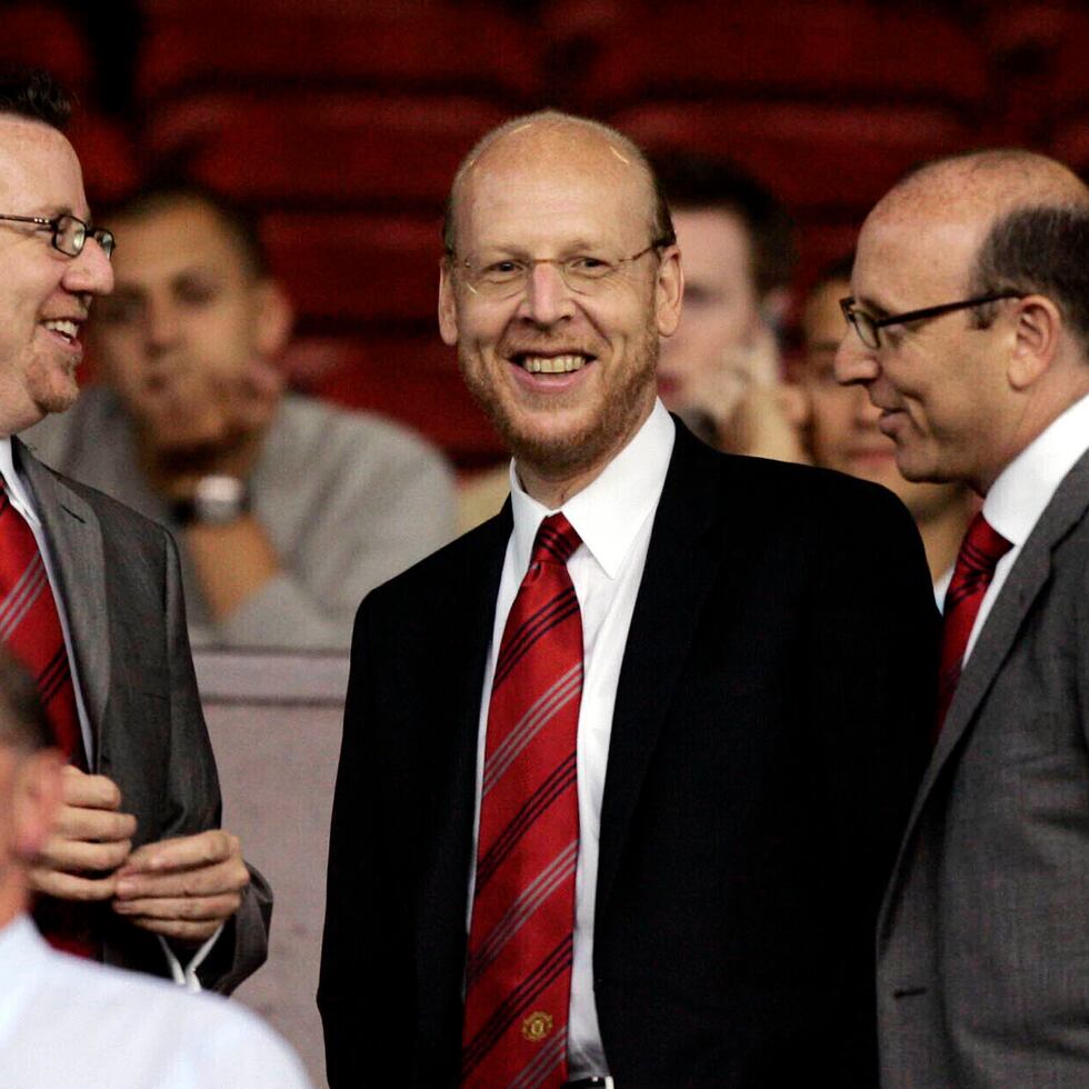 Los integrantes de la junta directiva del Manchester United Bryan Glazer, Avi Glazer y Joel Glazer toman sus asientos en el Odl Trafford antes del encuentro ante el Debrecen en la Liga de Campeones.