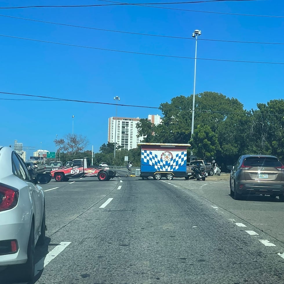 Un carretón bloqueó un tramo del expreso de Las Américas.