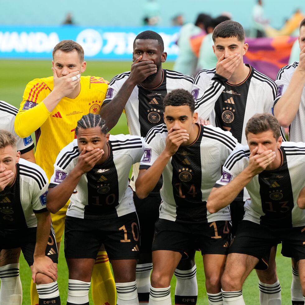 Los jugadores de Alemania se tapan la boca previo al partido contra Japón por el Grupo E del Mundial el miércoles.