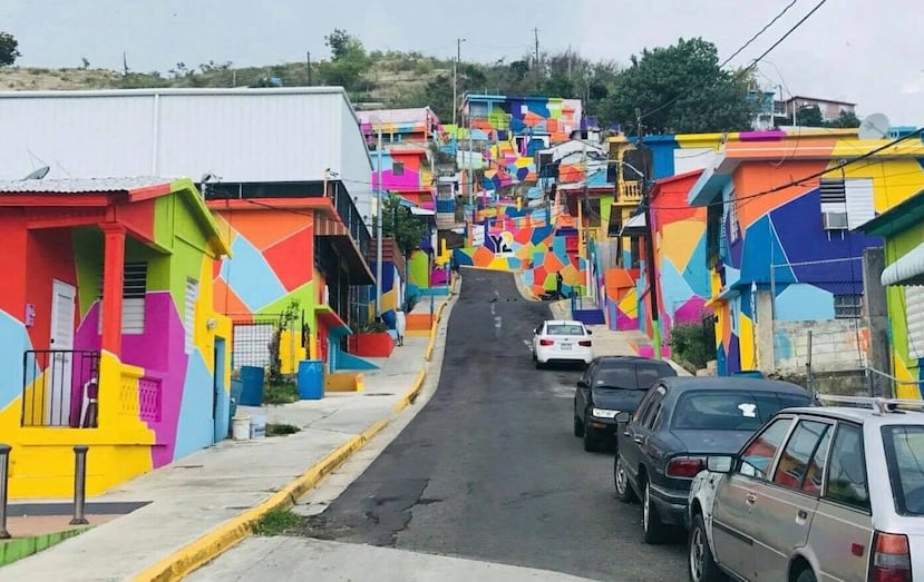 El macromural "Brisa Tropica" puede apreciarse desde el cruce de las calles Eugenio Sánchez y De La Cruz de La Cantera en el municipio sureño. (Suministrada)