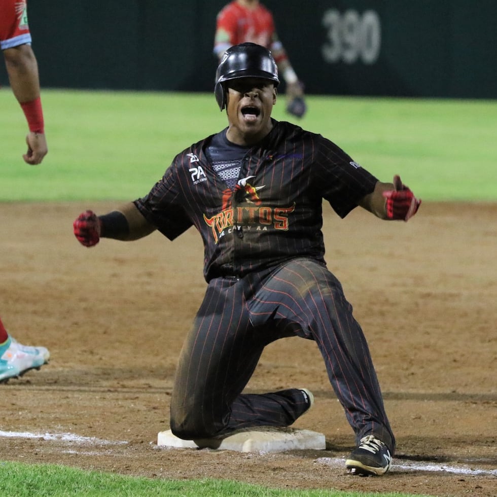 Jan Navarro, de los Toritos de Cayey, celebra luego de llegar a tercera base gracias a un triple que produjo las dos carreras que resultaron decisivas.