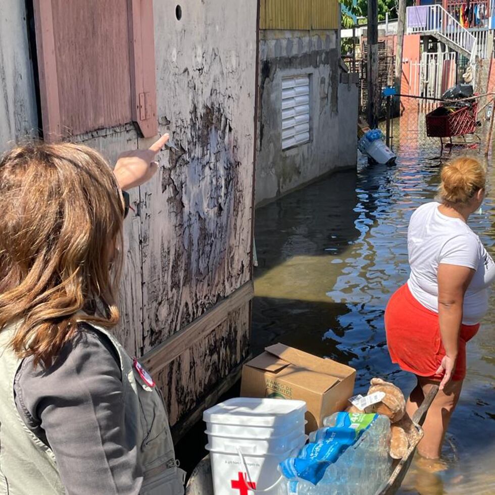 Lee Vanessa Feliciano, a la izquierda, en el Municipio de Cataño, uno de los afectados en las fuertes lluvias de febrero.