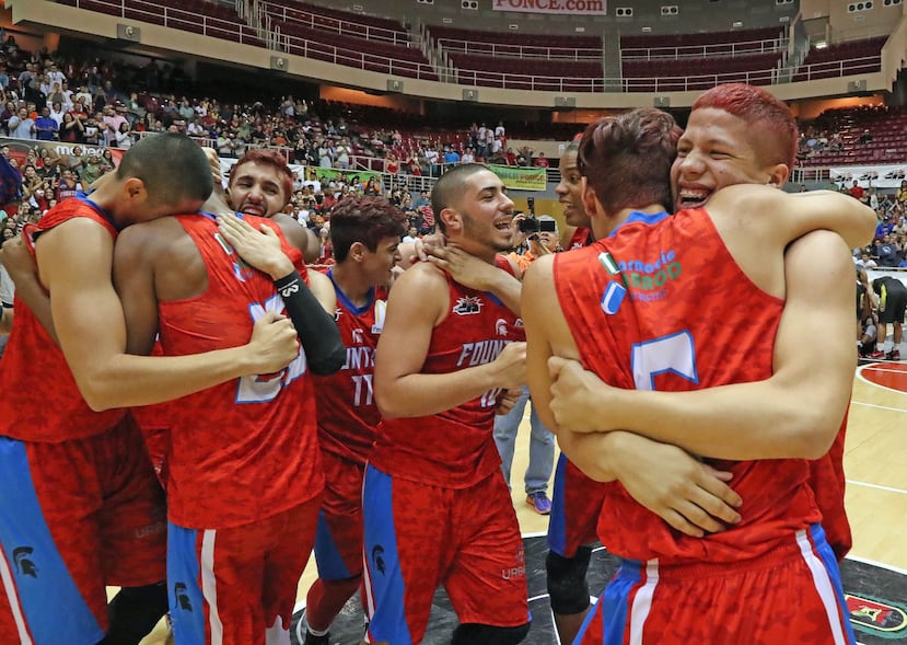 Los jugadores del colegio Fountain Christian celebraron su victoria.