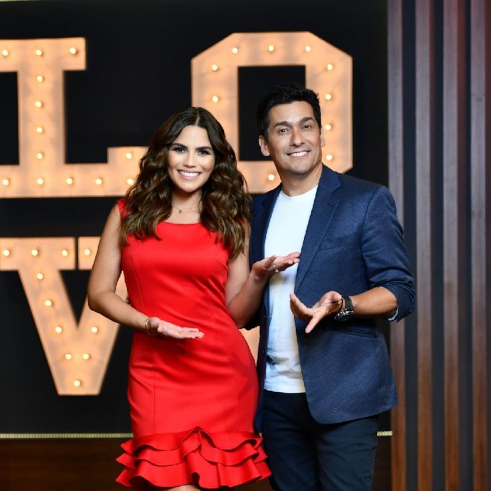 Karina Banda y Rafael Araneda son los anfitriones del programa "Enamorándonos", que se transmite de lunes a viernes, a las 8:00 p.m. por TeleOnce.