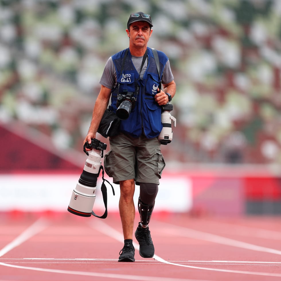 El fotógrafo de AP, Emilio Morenatti, camina con su equipo en los Juegos Paralímpicos de Tokio.