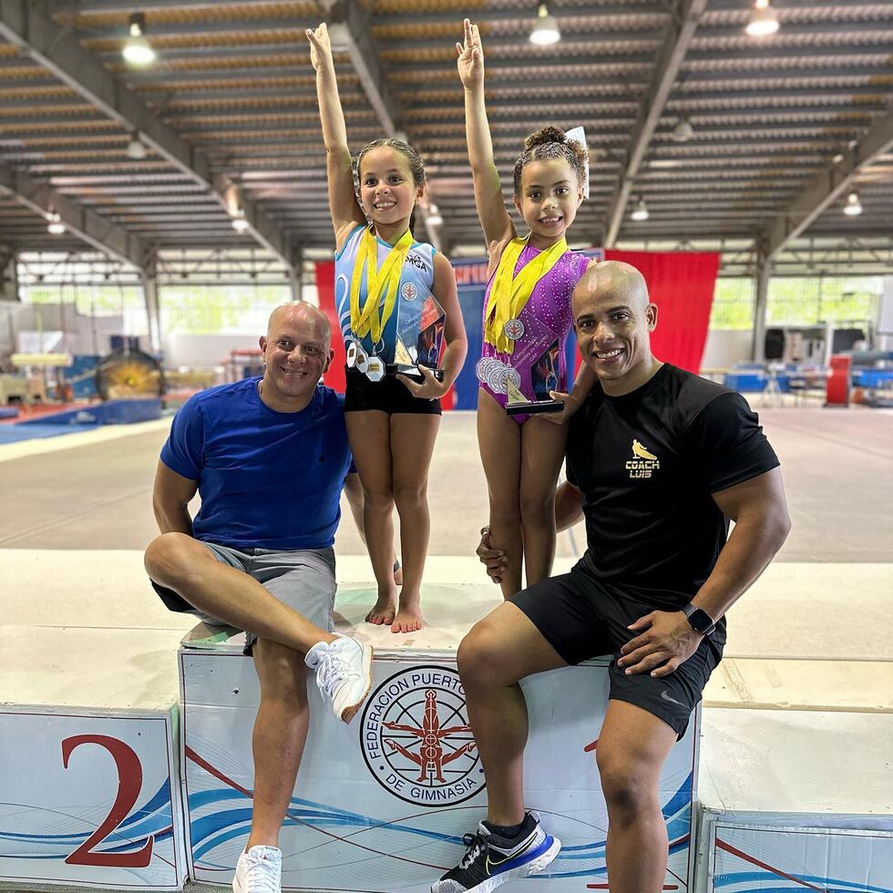 Los exgimnastas nacionales Luis Felipe "Tingui" Vargas (izquierda) y Luis Rivera (derecha) se ven reflejados en sus hijas Zoé Raquel (segunda de izquierda a derecha) e Isis.