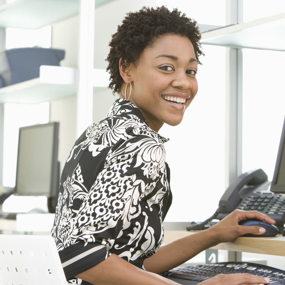 Mujer frente a la computadora. Oficina, empleo, trabajo.