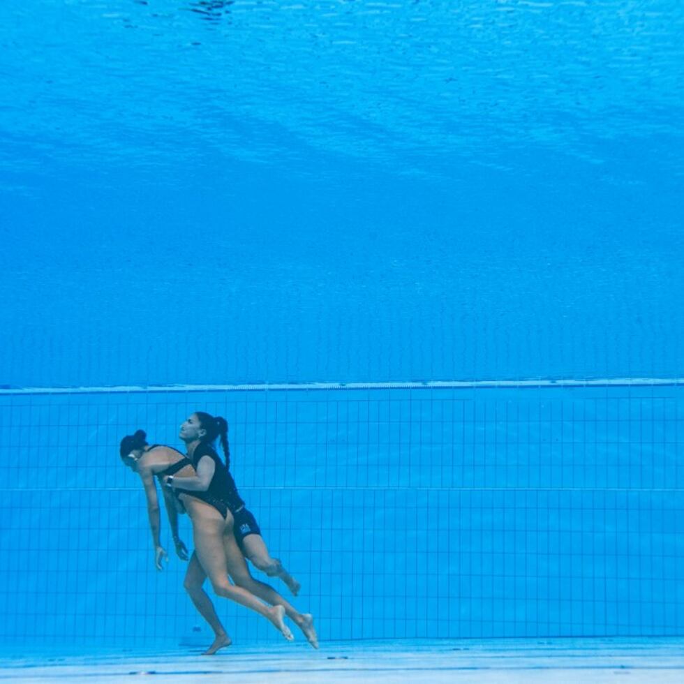 Dramático rescate: entrenadora se lanza al agua para salvar a nadadora artística que se desmayó