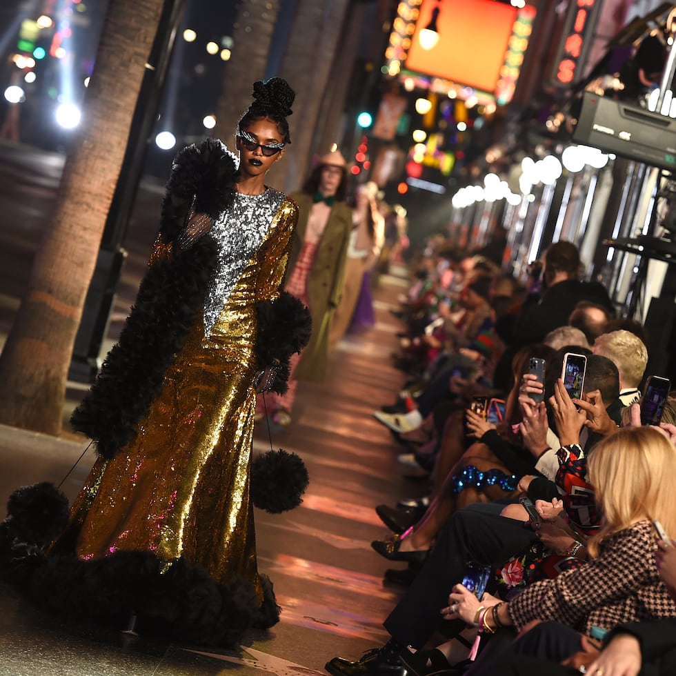 El desfile presentó piezas inspiradas en el glamour del viejo Hollywood. (AP)