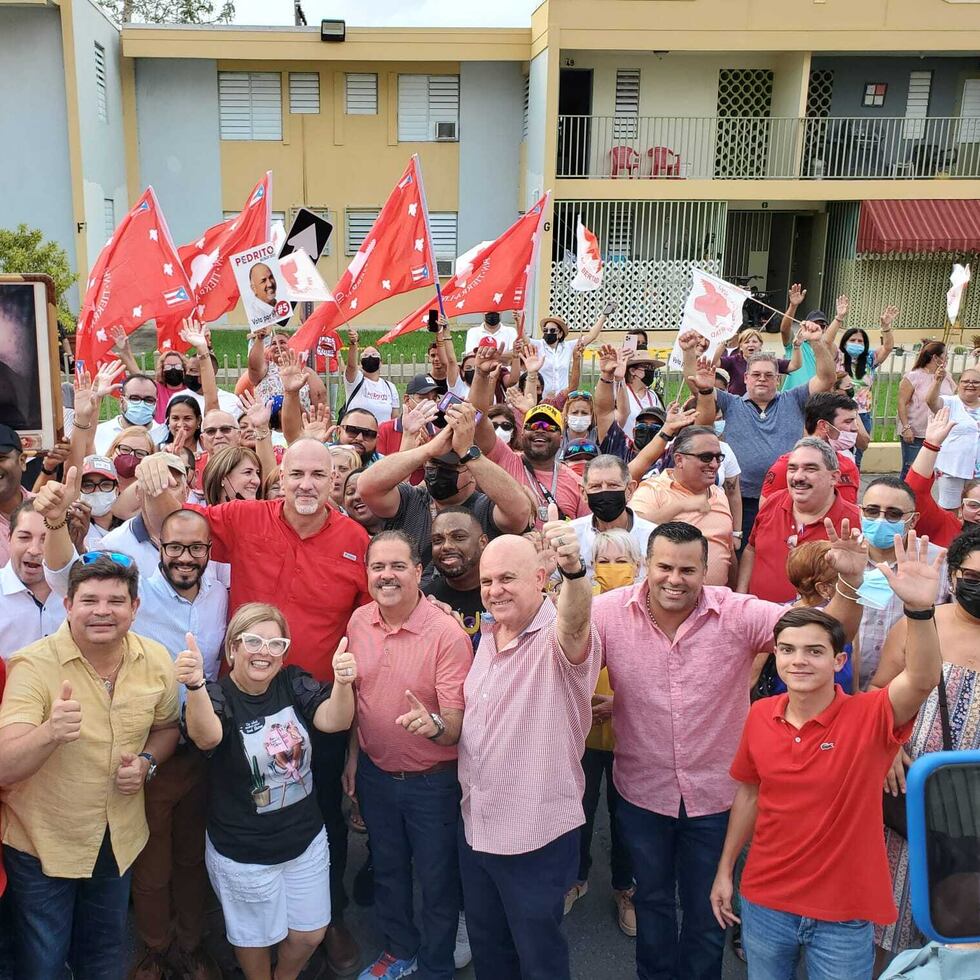 Pedro Rodríguez (centro-izquierda de rojo) celebra ser electo como el próximo alcalde de Trujillo Alto tras la elección especial del municipio.