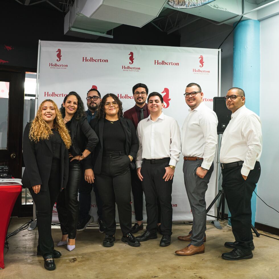 De izquierda a derecha, los estudiantes de Holberton Sara Cruz, Angeira Quiles, Christopher Soriano Príncipe, Ivanzka Rodríguez, Jaime Díaz, Raymond Colón y Víctor Cruz Marrero.