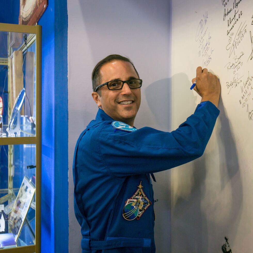 Joseph Acabá firmando un mural en el Museo Korolev en el Cosmódromo de Baikonur en Kazajstán.