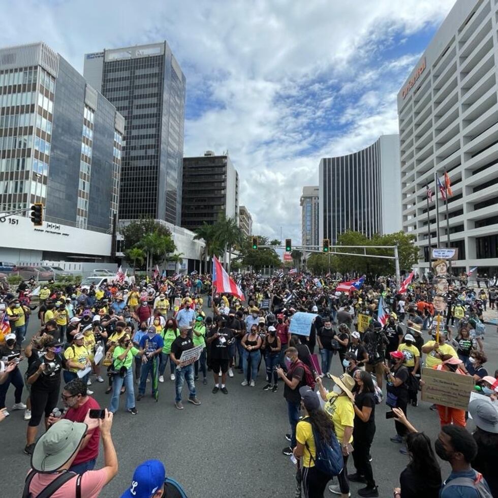 Manifestantes durante la protesta en la zona de la Milla de Oro en Hato Rey.