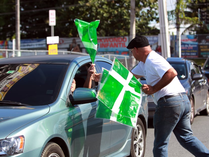 La calle Francisco Seín frente al recinto Metro de la Universidad Interamericana de Puerto Rico se llenó de carros con banderas boricuas y del PIP temprano en la tarde. (jorge.ramirez@gfrmedia.com)