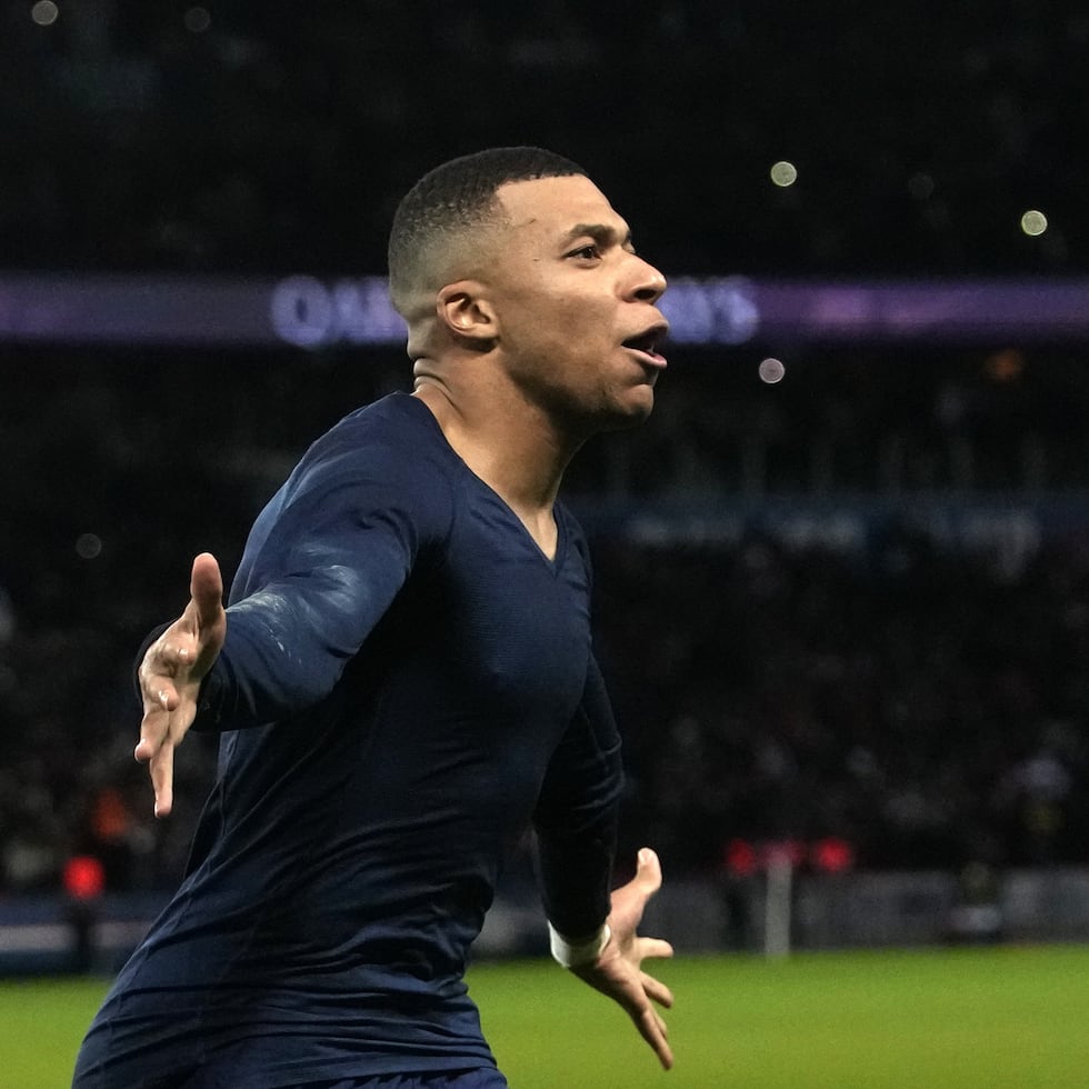Kylian Mbappé, del París Saint-Germain, festeja luego de anotar el segundo tanto en el partido ante el Estrasburgo, el miércoles 28 de diciembre de 2022