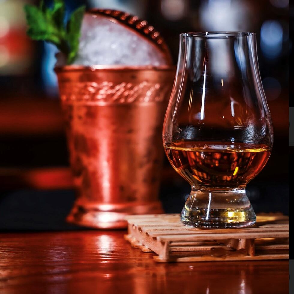 La temperatura del whisky puede facilitar el resalte de  aromas y sabores,  en general. La  regla es que no esté ni muy frío, ni muy caliente.