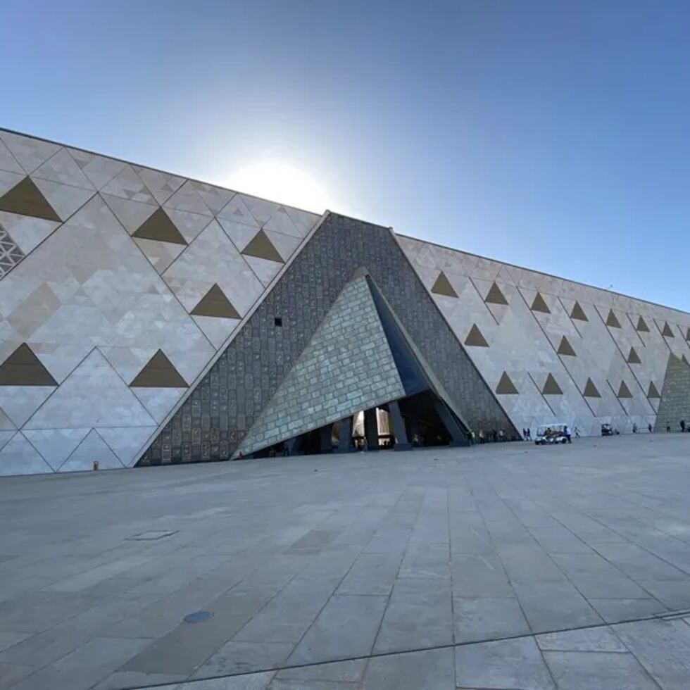 Fachada del edificio principal del nuevo Gran Museo Egipcio.