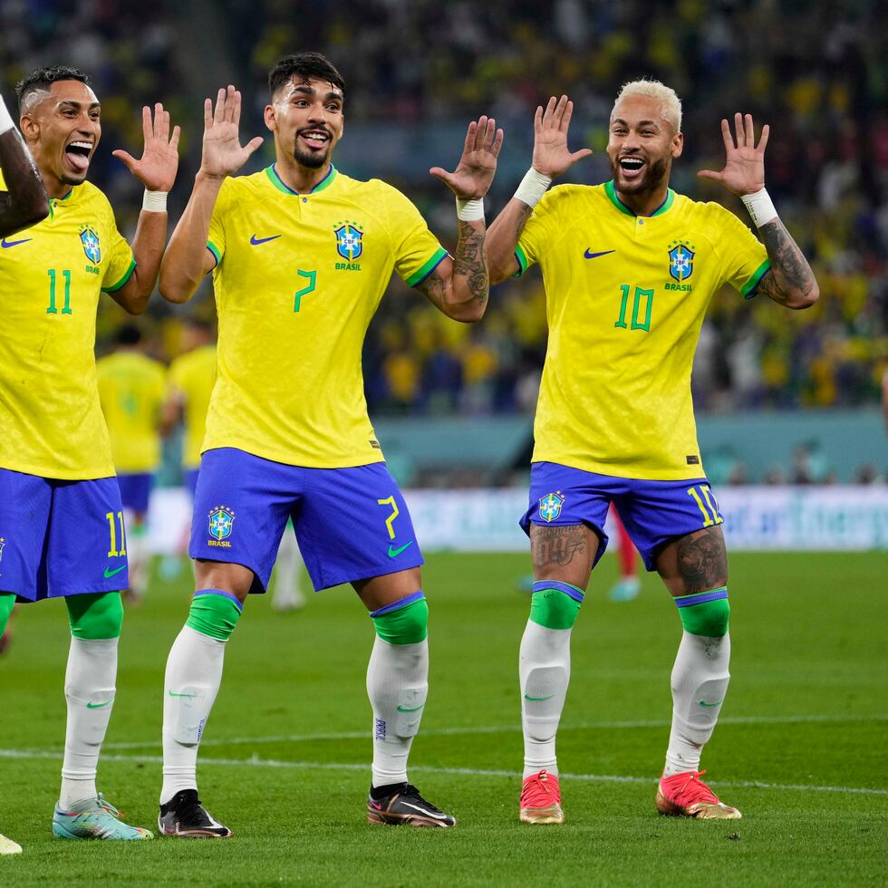Neymar (extrema derecha) celebra junto a Lucas Paquetá, Raphinha y Vinicius Junior tras anotar el segundo gol de Brasil en la victoria 4-1 ante Corea del Sur.