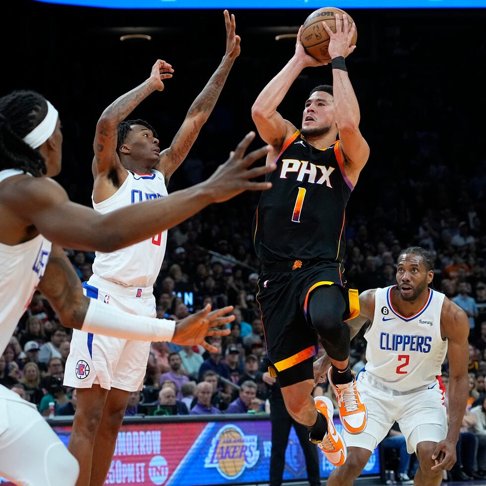 Devin Booker (1), de los Suns, se apresta a realizar un tiro durante el partido del martes ante los Clippers.