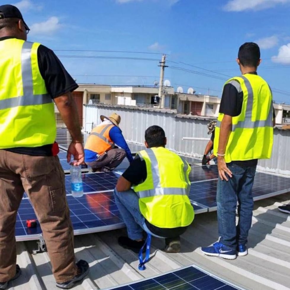 La Escuela Técnica de Electricidad prepara a técnicos dirigidos a los campos de la industria con los conocimientos y destrezas necesarias para contribuir al continuo desarrollo de la isla.