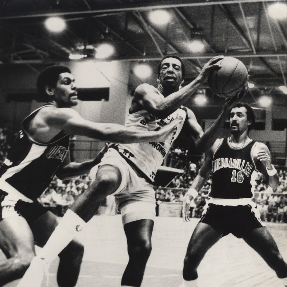 Héctor "El Mago" Blondet (centro), de Río Piedras, ante la defensa de Raymond Dalmau (izquierda) y Neftalí Rivera, de Quebradillas, en un partido de 1979. 