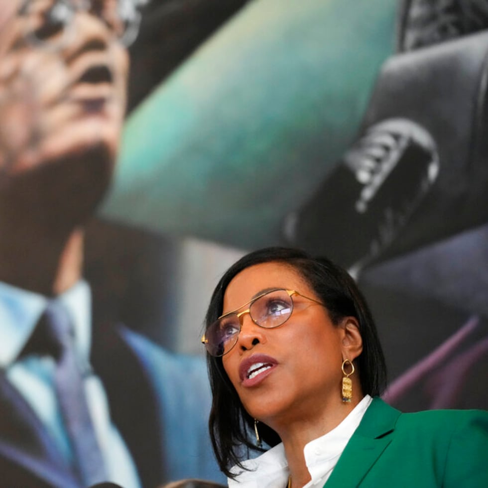 Ilyasah Shabazz, hija de Malcolm X, habla durante una rueda de prensa en el Malcolm X & Dr. Betty Shabazz Memorial and Educational Center de Nueva York, martes 21 de febrero de 2023. (AP Foto/Seth Wenig)