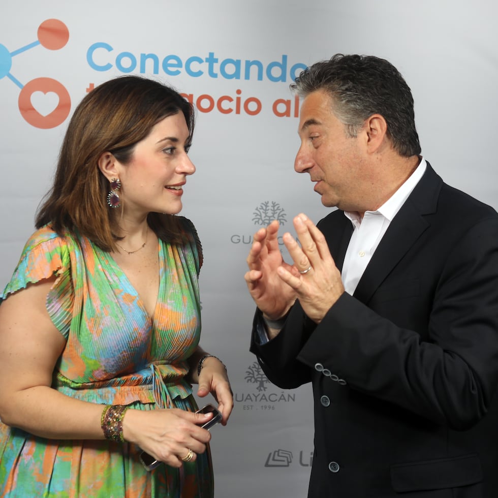 Laura Cantero, directora ejecutiva de Grupo Guayacán, y Naji Khoury, principal ejecutivo de Liberty, cuyo brazo filantrópico Liberty Foundation asignó $500,000 para el programa "Conectando tu negocio al éxito".