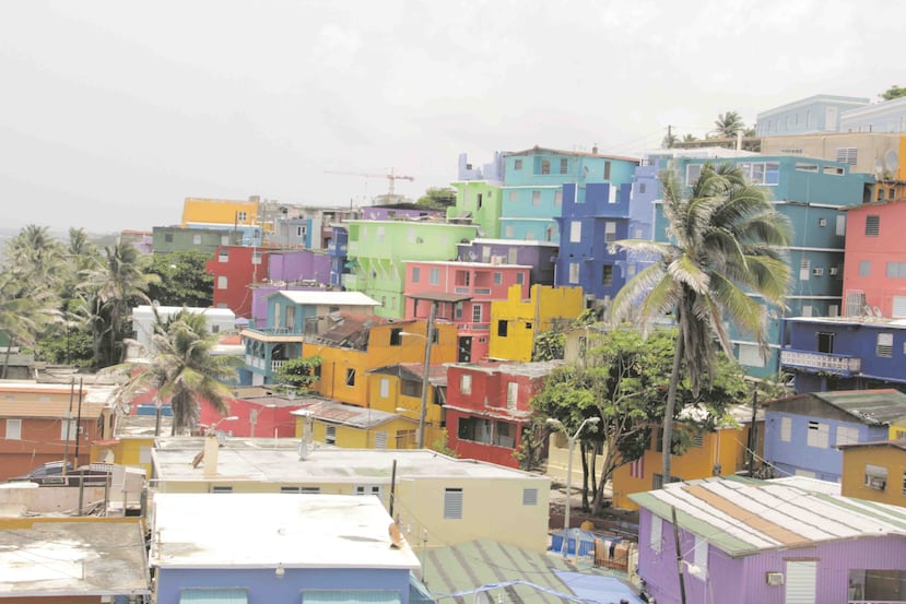 Las coloridas casas forman parte de la cotidianidad que se vive en La Perla.