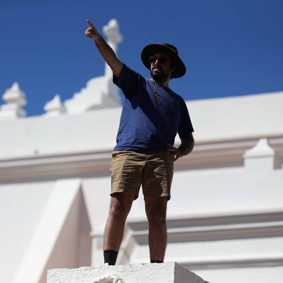 Este hombre se trepó en el pedestal donde estaba la estatua de Juan Ponce de León.