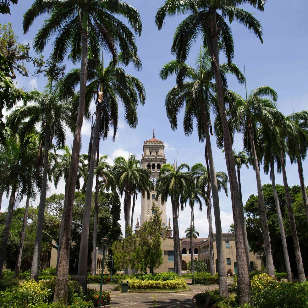 La emblemática torre de la Universidad de Puerto Rico.